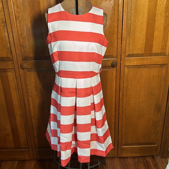 Coral and white striped dress with hidden pockets and removable belt - Picture 3 of 14